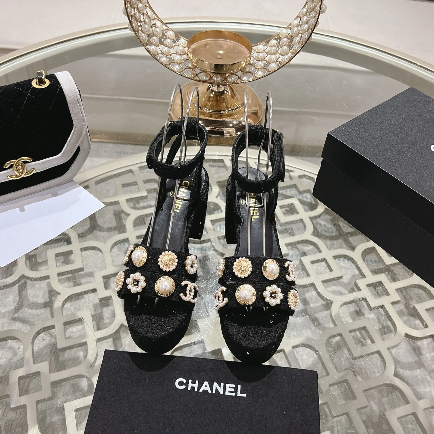 👟👟Ex-factory price 580👟👟 𝐂𝐇𝐀𝐍𝐄𝐋 | Xiaoxiang 25𝐬𝐬Spring and summer new products Counter classic catwalk models New series of high-heeled and waterproof platform sandals〰 A must-have in the fashion circle, the combination will interpret the meticulous, minimalist and classic elements that will never fade away It shows a unique dressing style that is too beautiful to say. A must-have for summer... Upper: Highly customized original specific fabrics. Lining: imported sheepskin lining. Outsole: original molded non-slip outsole. Heel height: 12cm. Waterproof platform: 2.5cm. Size: 35-39 (40.41.42 customization is not returnable)
